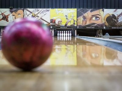 Boules de bowling dans leur rack